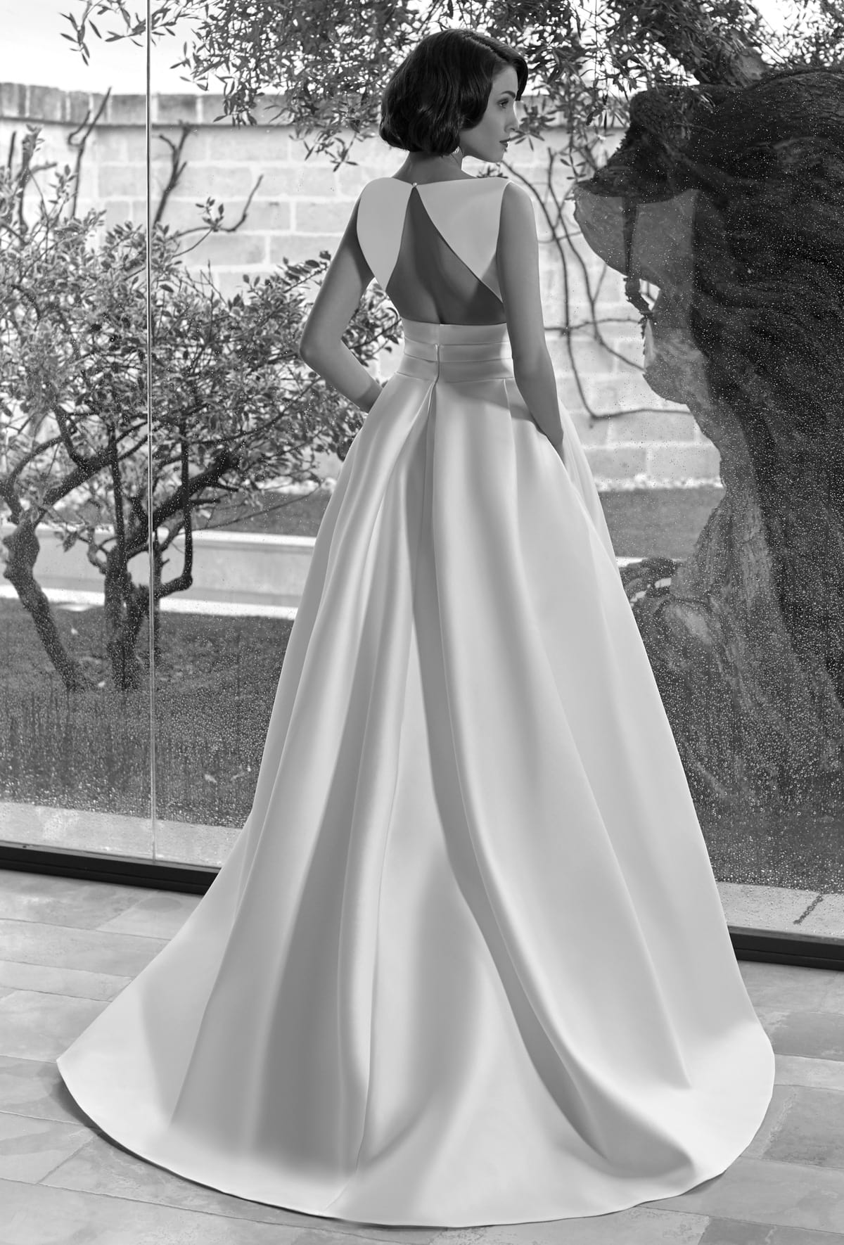 mysecret sposa abito da sposa schiena lasciata nuda da un particolare taglio del modello