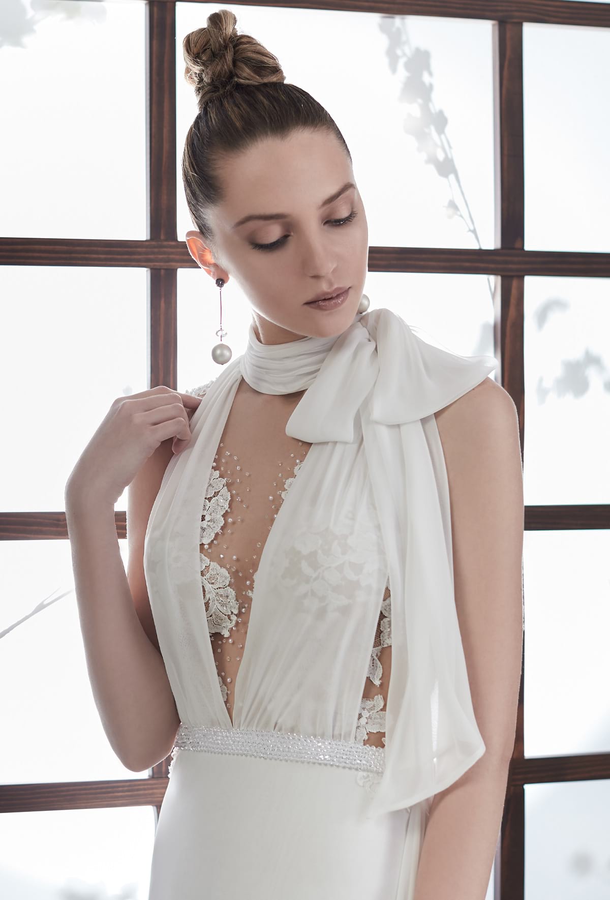 mysecret sposa abito con scollatura profonda che vela il pizzo francese ricamato su tulle nude-look