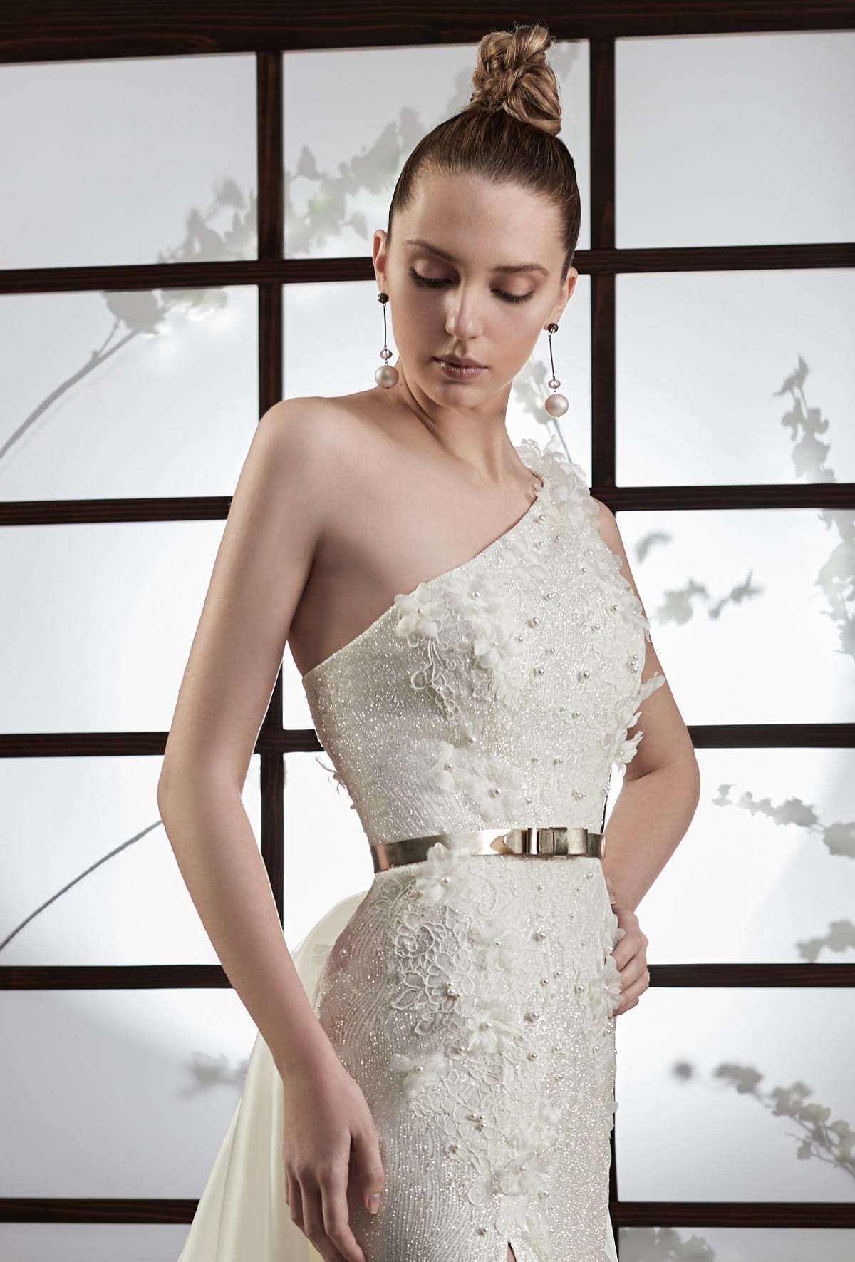 mysecret sposa abito impreziosito da applicazioni di pizzo rebrodè e fiori a rilievo su tulle glitter