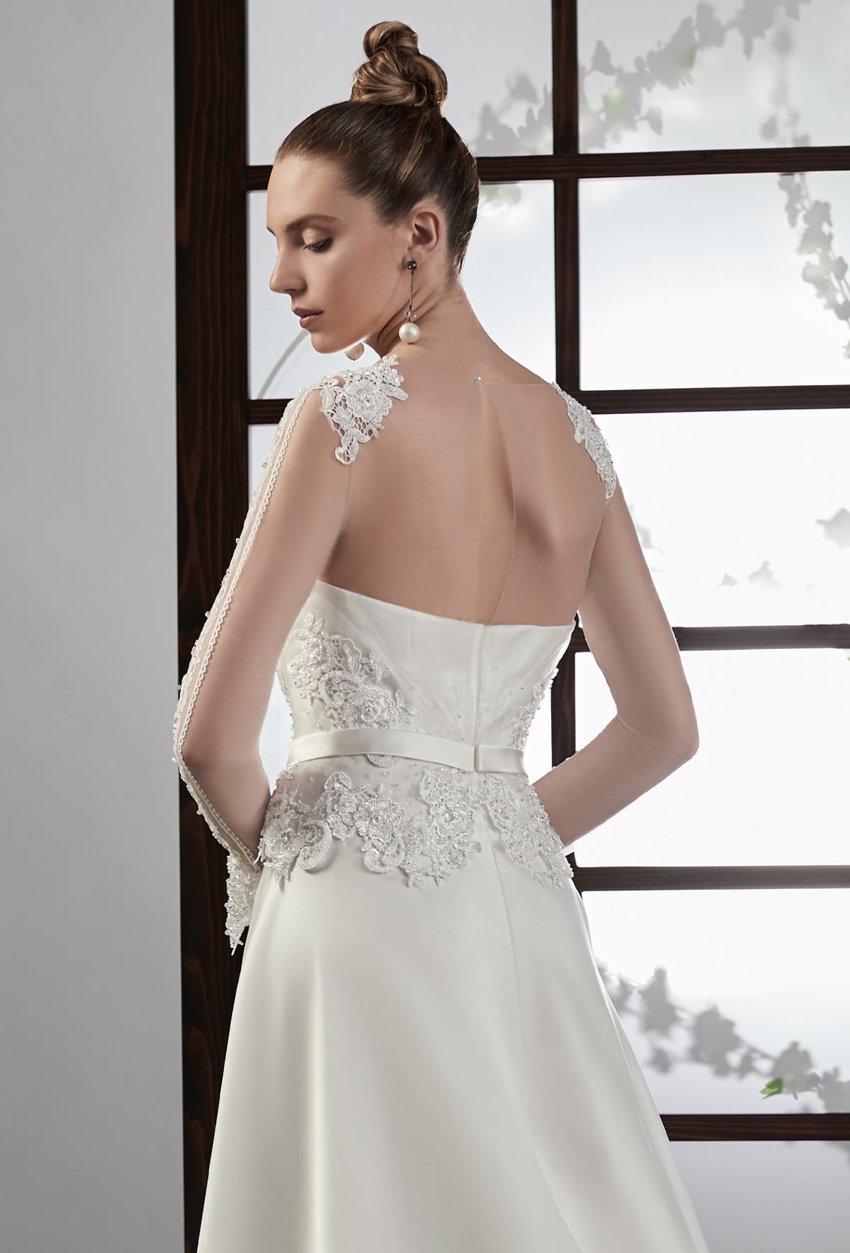 mysecret sposa corpino completato da un carré in tulle e manica lunga con fascia laterale in pizzo