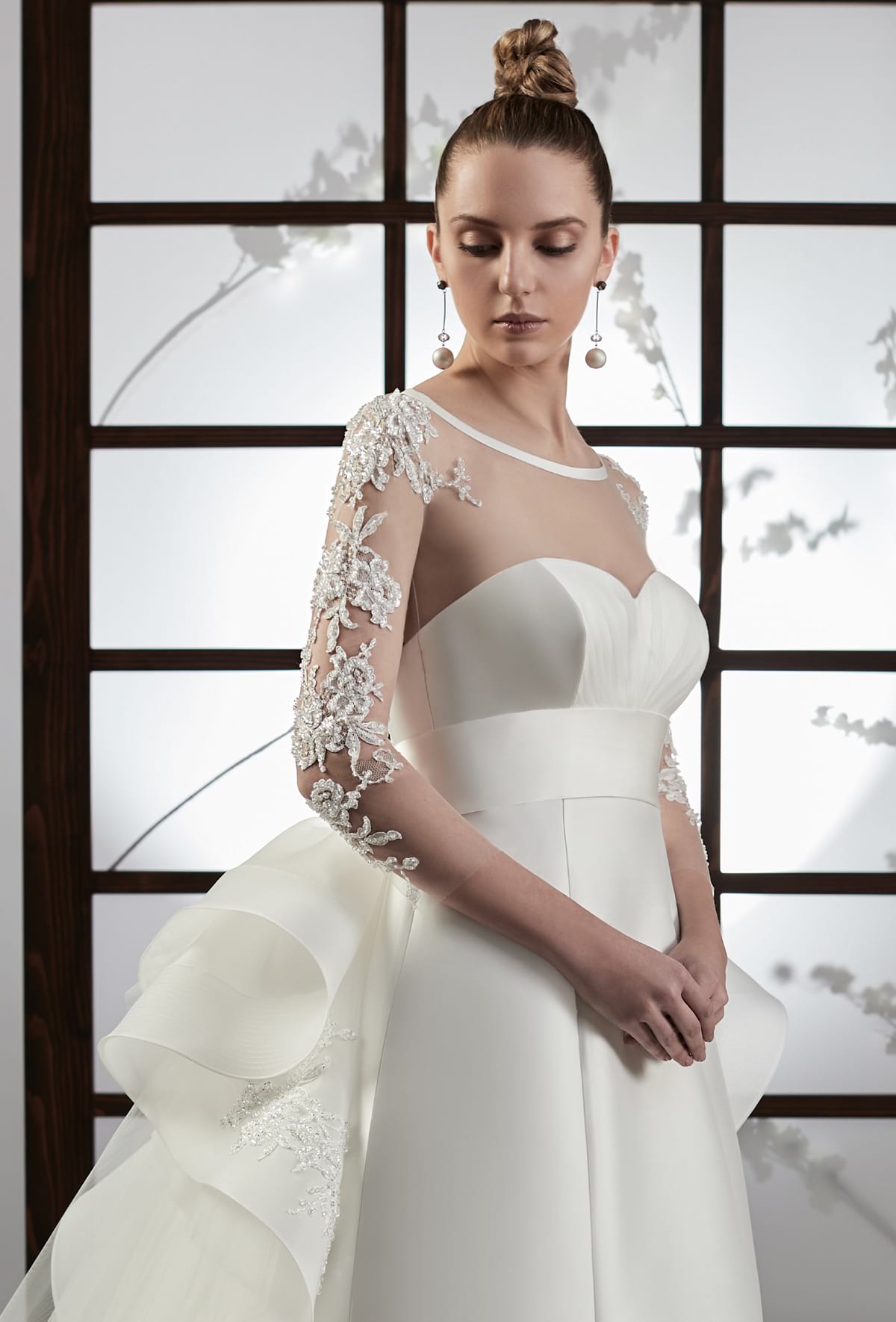mysecret sposa abito con preziose applicazioni di pizzo ricamate sulle maniche