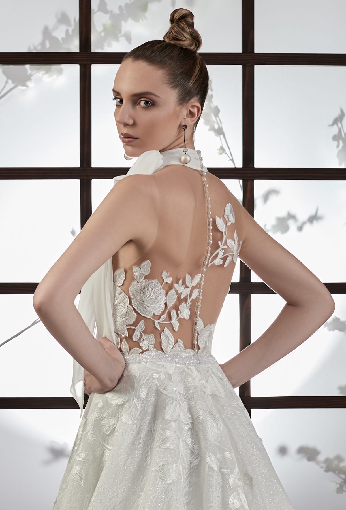 mysecret sposa abito con applicazioni che impreziosiscono la schiena come tatuaggi su tulle illusion