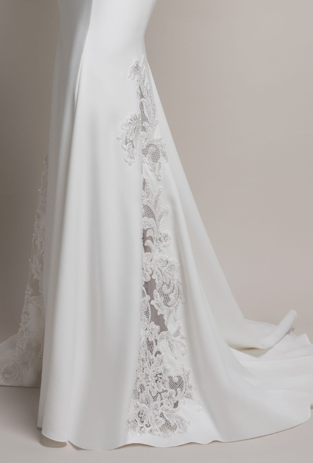 mysecret sposa abito con prezioso taglio in tulle ricamato sul fondo della gonna