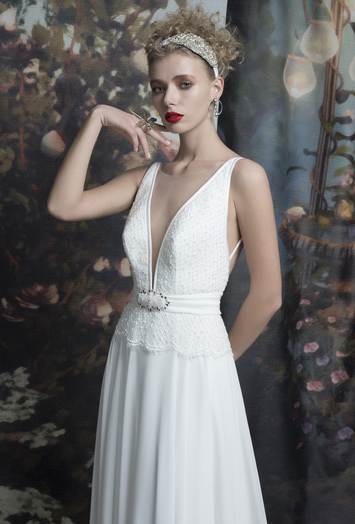 mysecret sposa abito con corpino con scollo a V in rete ricamata e un piccolo drappeggio in vita
