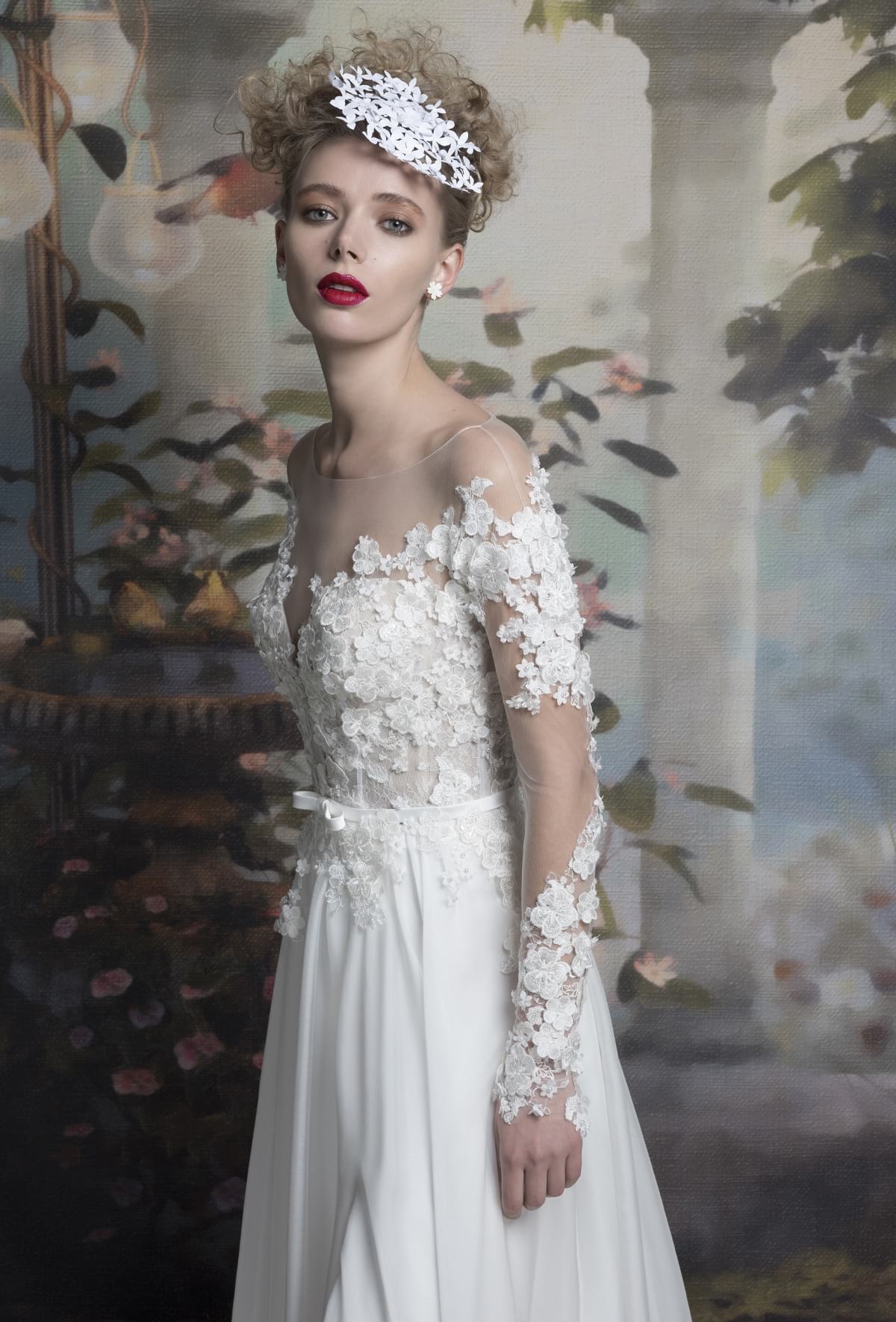mysecret sposa abito con scollo omerale disegnato da un tulle ricamato a fiori