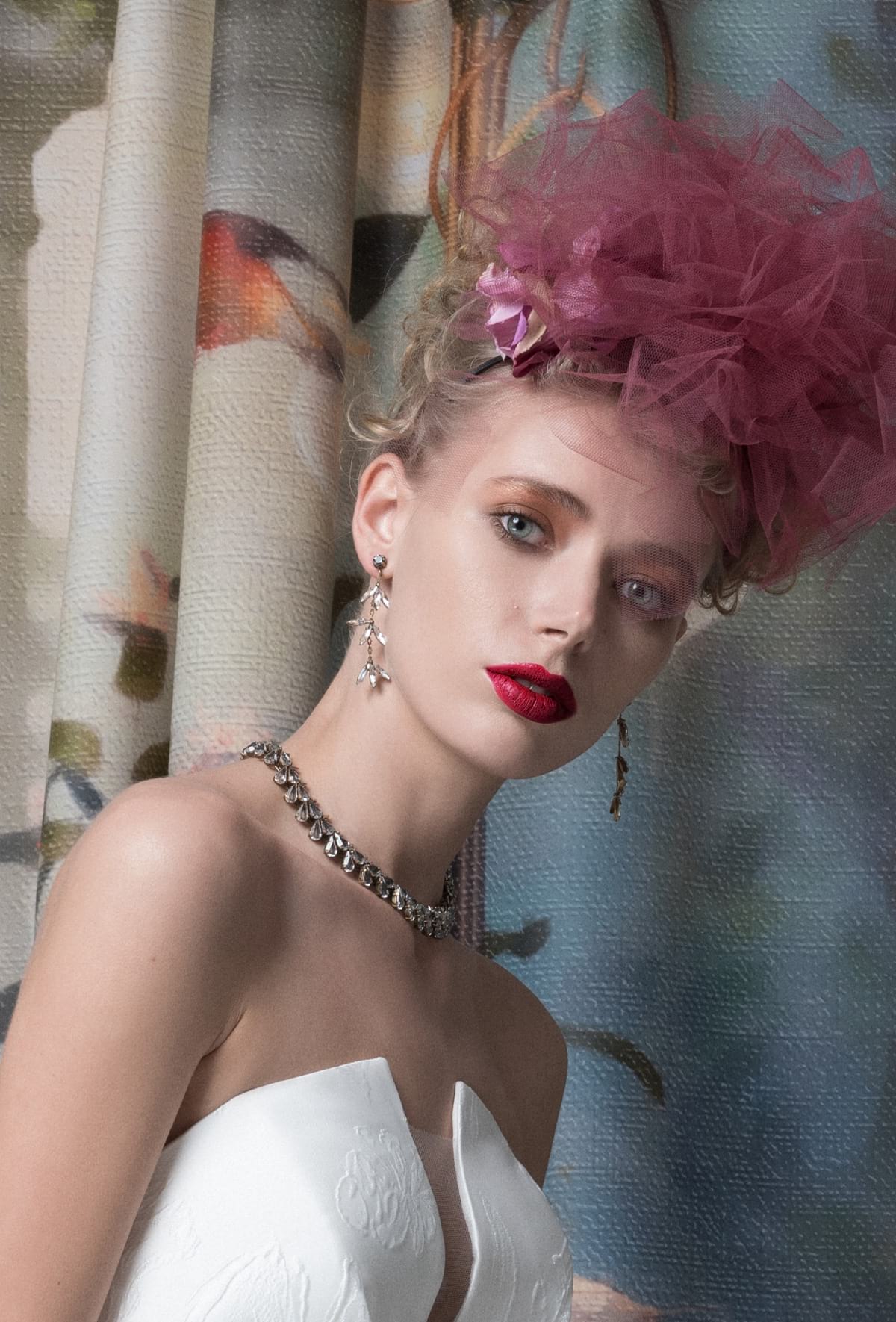 mysecret sposa abito con scollo décolleté reso particolare dalle pieghe e dalla profonda V velata in tulle nude look