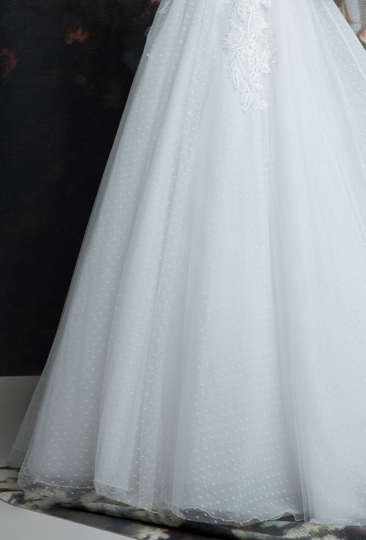 mysecret sposa abito con scollo a V davanti e dietro, arricchito da applicazioni di pizzo rebrodè