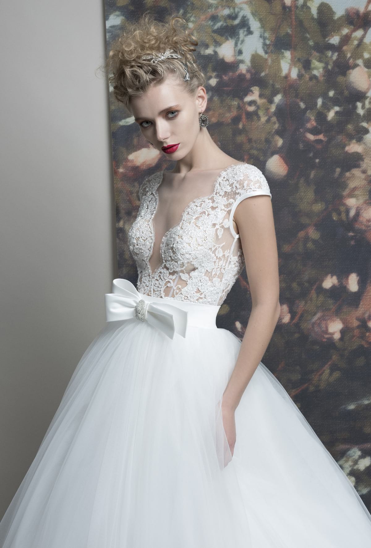 mysecret sposa abito con scollo a V davanti e dietro, fiocco con spilla gioiello in vita