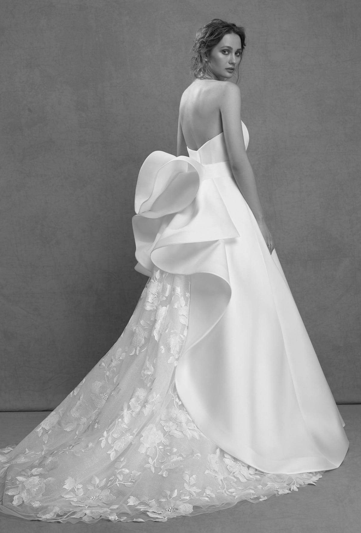 mysecret sposa ampio abito tradizionale in organza sul retro, gli ampi volant danno vita ad una gonna con ricami in tulle glitterato