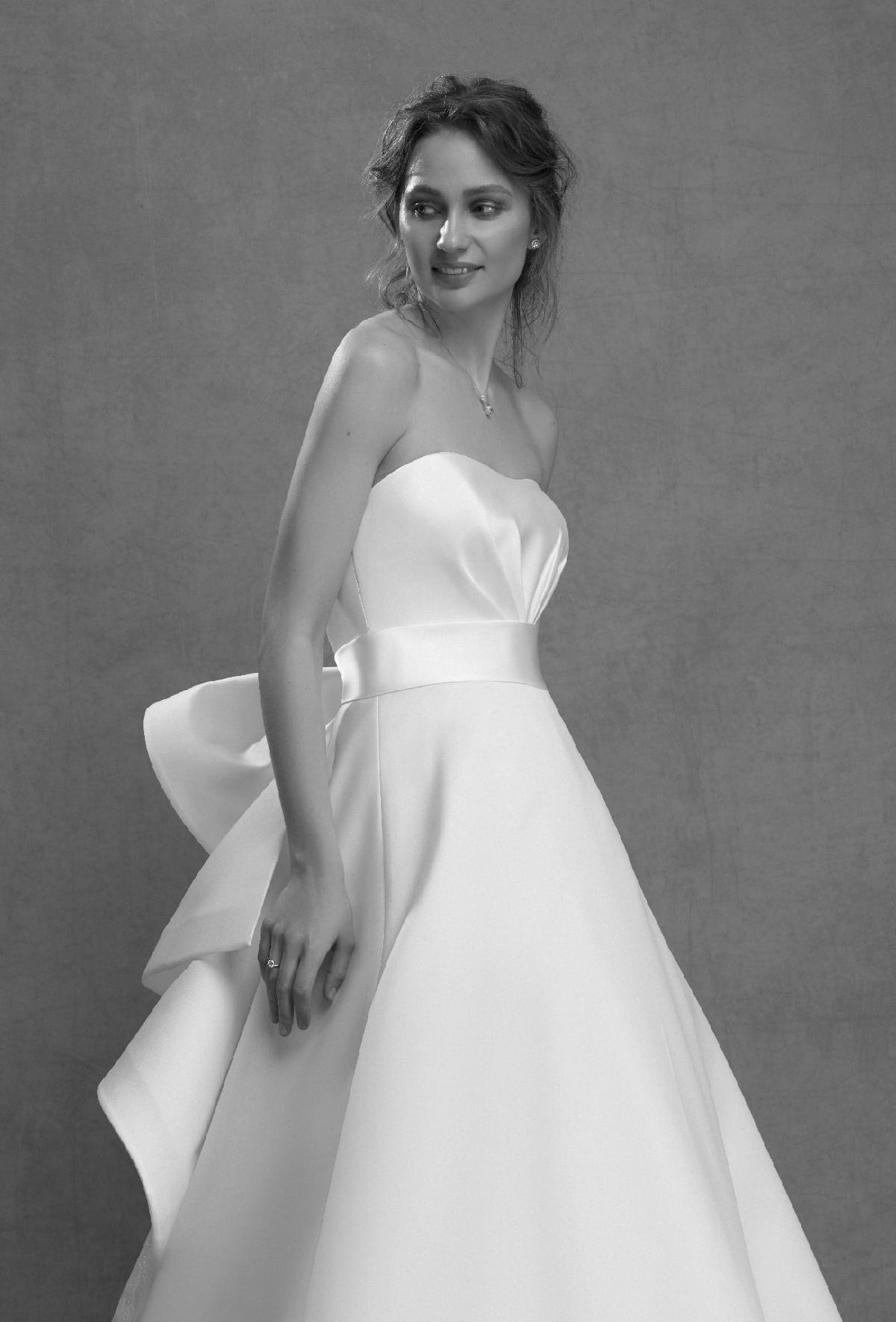 mysecret sposa ampio abito tradizionale in organza scollo décolleté sul davanti e una fascia in vita in duchesse
