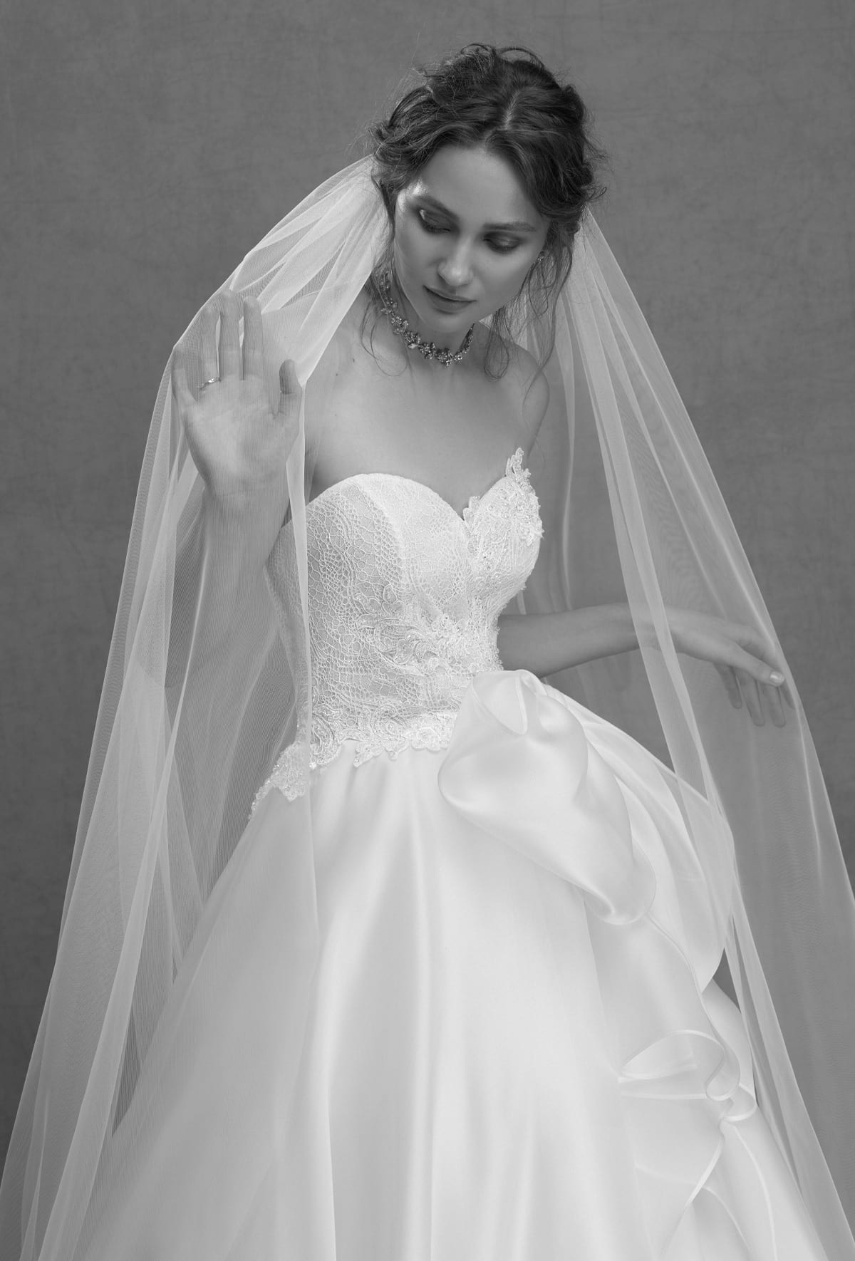mysecret sposa ampio abito con gonna arricchita in vita da un grande fiocco cascante