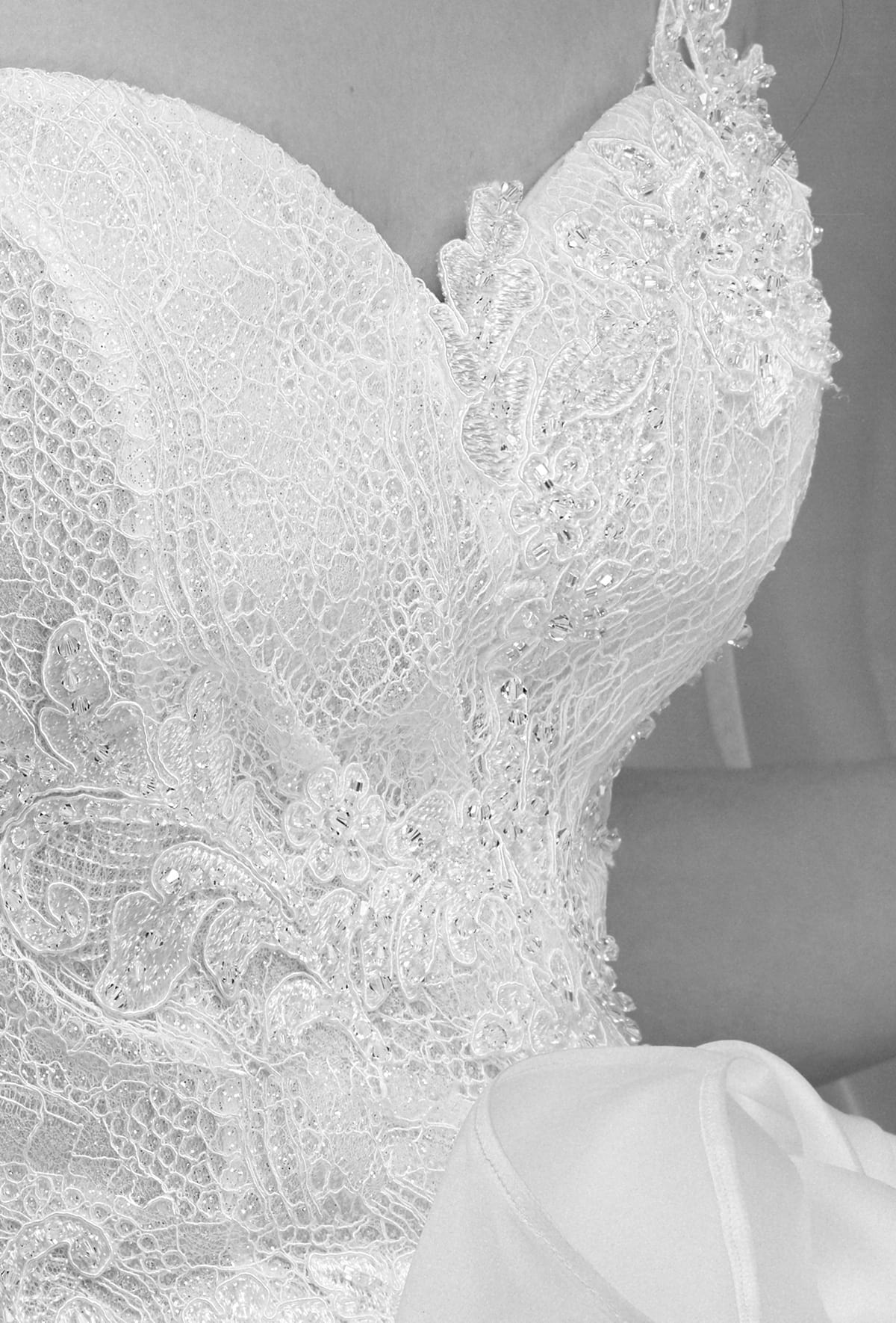 mysecret sposa ampio abito con applicazioni di moduli in pizzo e cristalli swarovski ricamati a mano