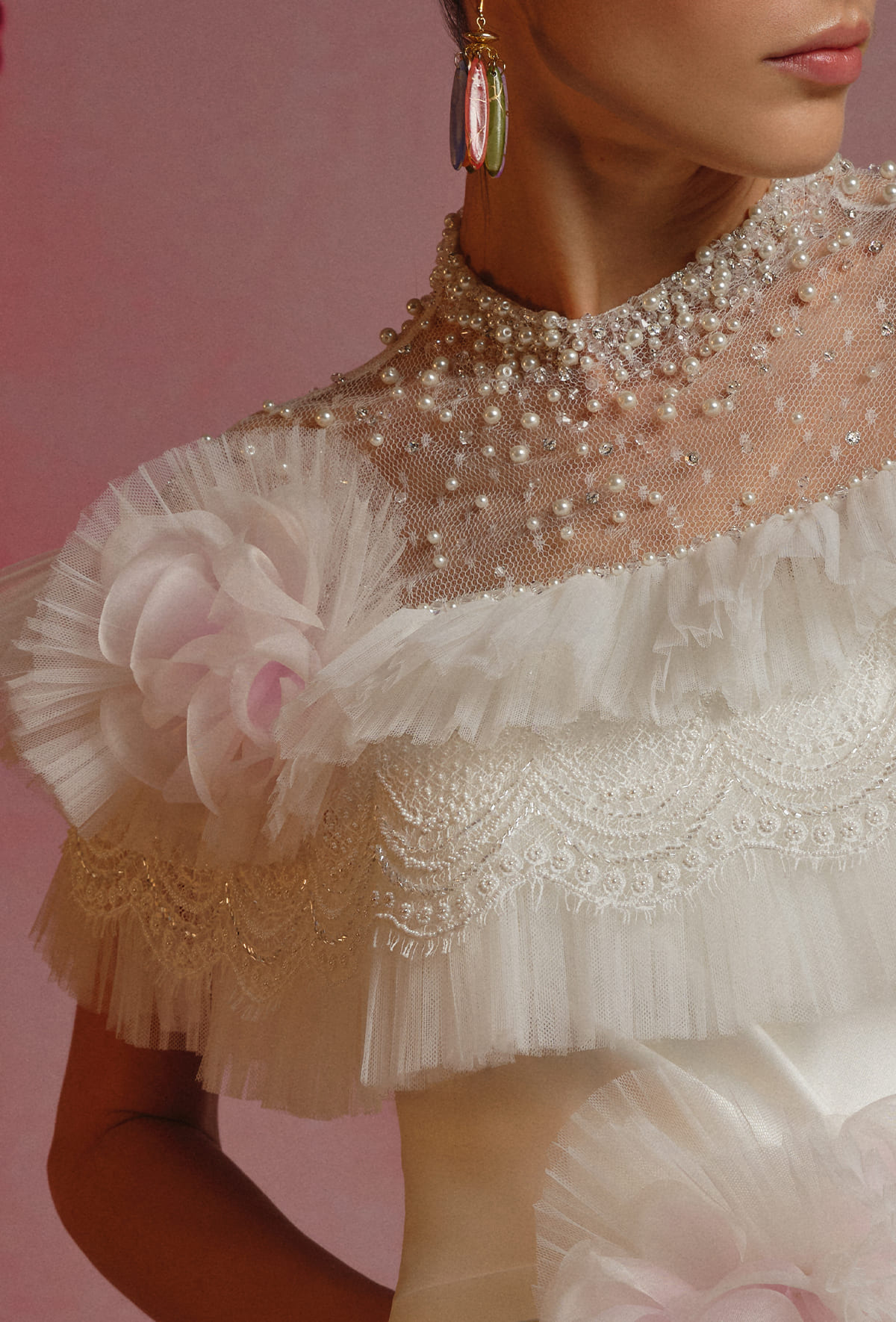 Briosa mantellina a balze alternate di tulle plissettato e pizzo francese ricamato - 2