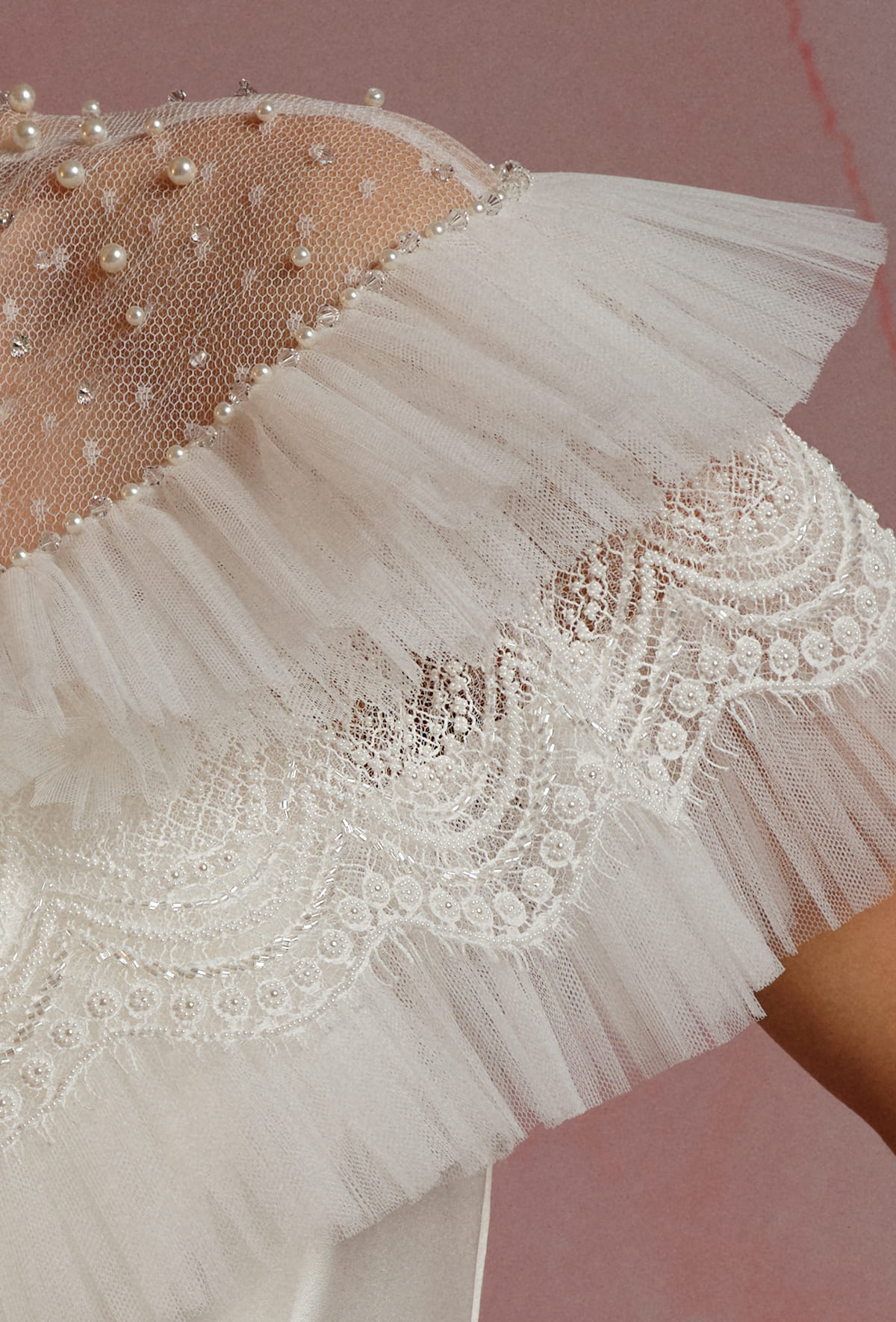 Briosa mantellina a balze alternate di tulle plissettato e pizzo francese ricamato - 3