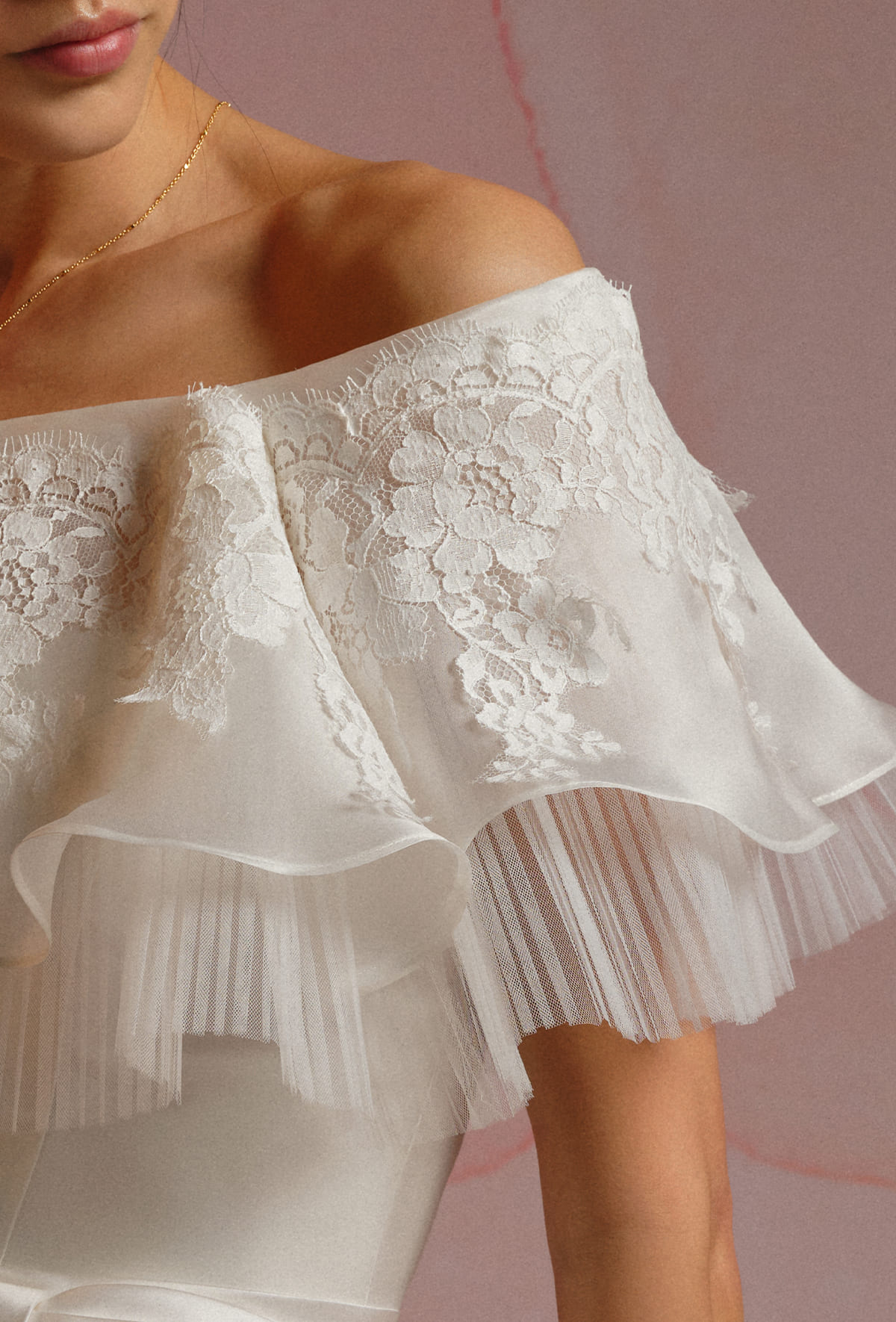 Mantellina omerale in organza satin e pizzo francese, dall’effetto volant - 2