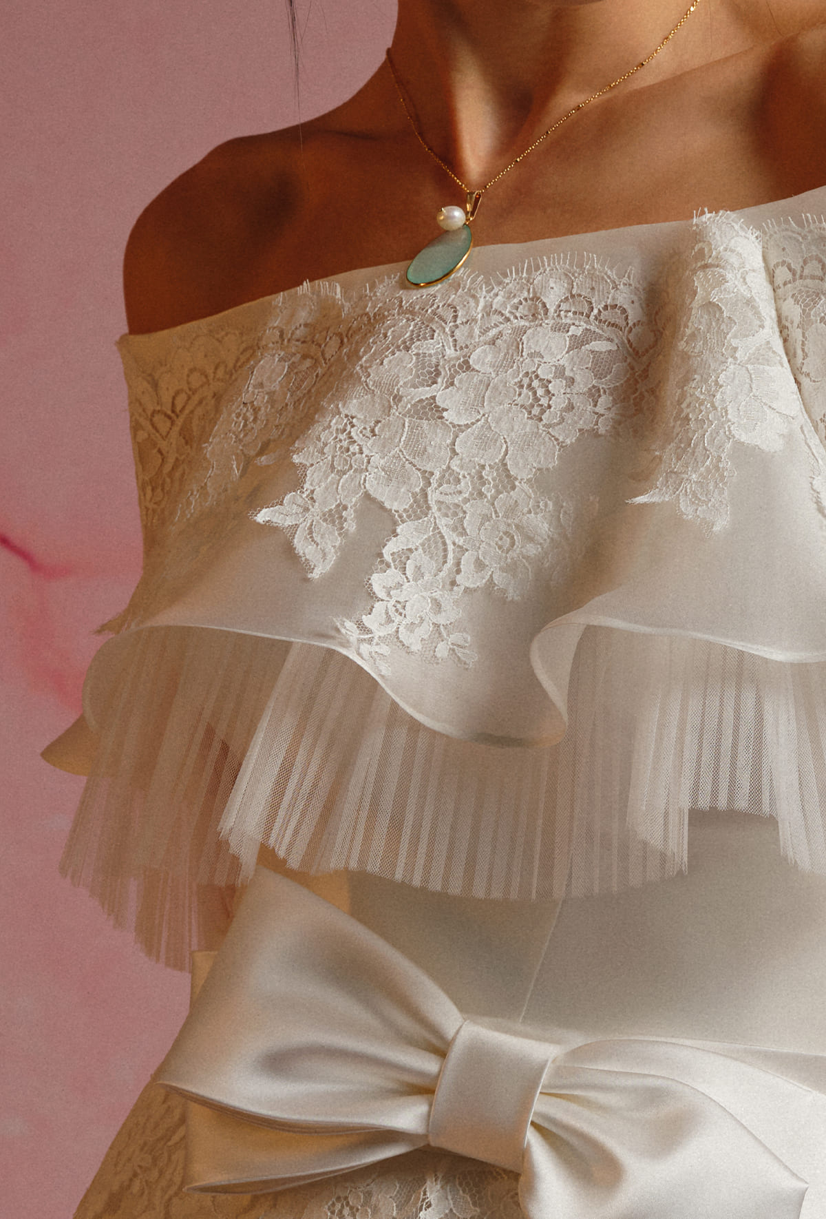 Mantellina omerale in organza satin e pizzo francese, dall’effetto volant - 3