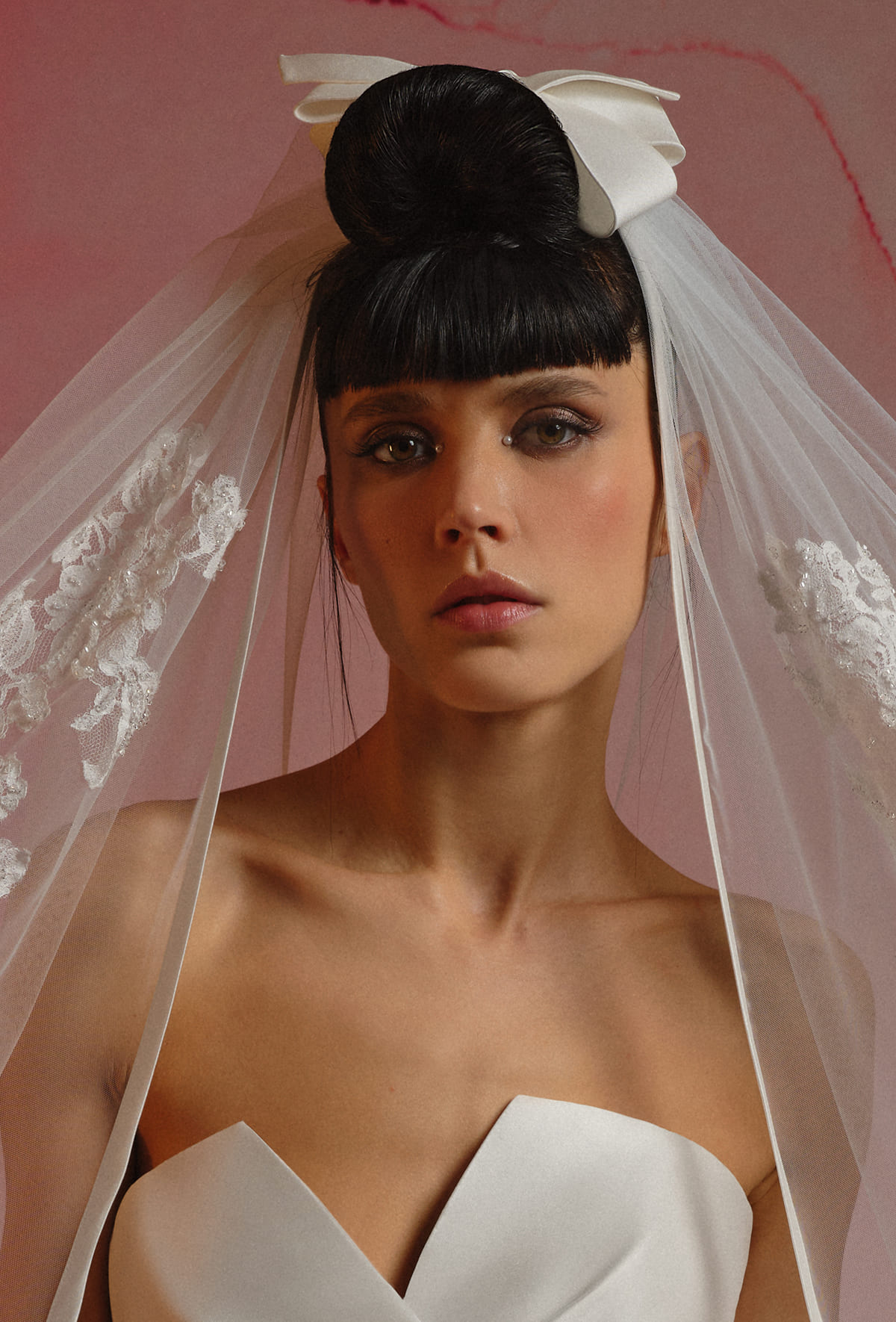 Elegante velo bordato in organza quadrupla con applicazioni di pizzo francese ricamato a mano e fiocco sul pettinino - 2