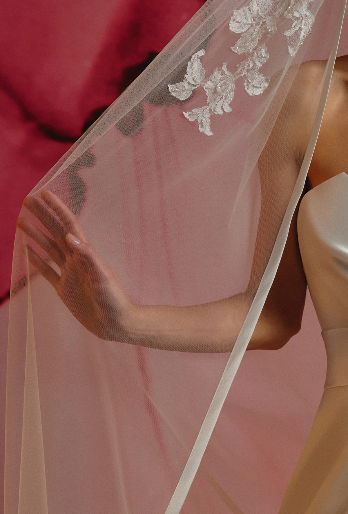 Elegante velo bordato in organza quadrupla con applicazioni di pizzo francese ricamato a mano e fiocco sul pettinino - 3