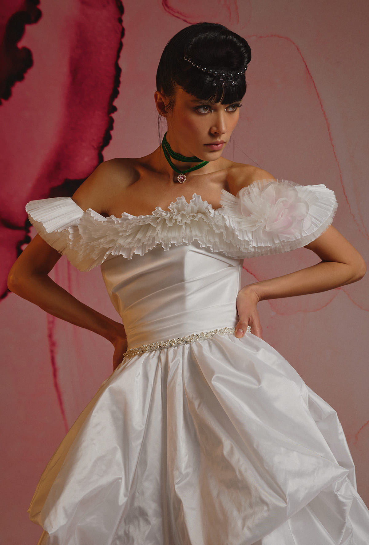 Coprispalle in taffetà plissettato, con romantico fiore laterale - 1