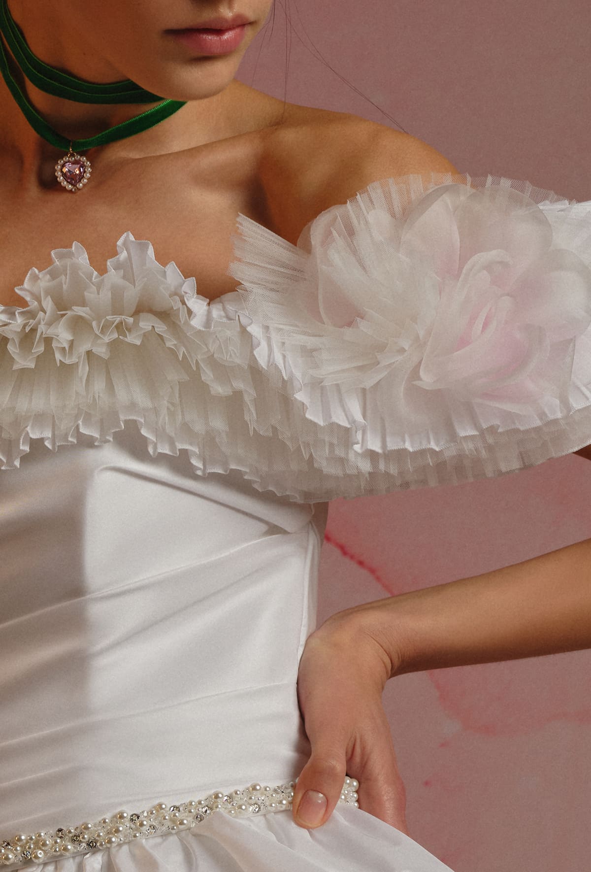 Coprispalle in taffetà plissettato, con romantico fiore laterale - 2