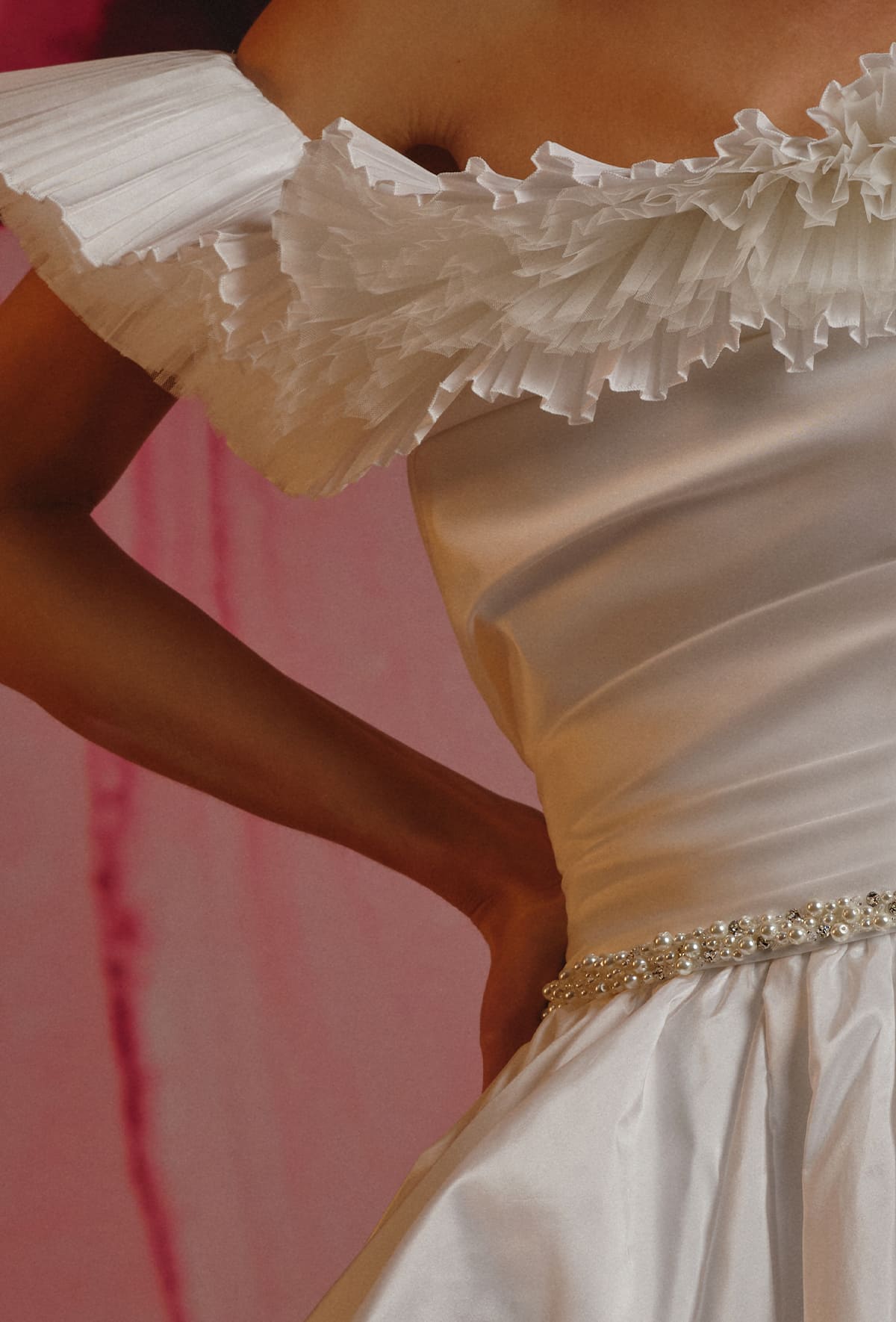 Coprispalle in taffetà plissettato, con romantico fiore laterale - 3