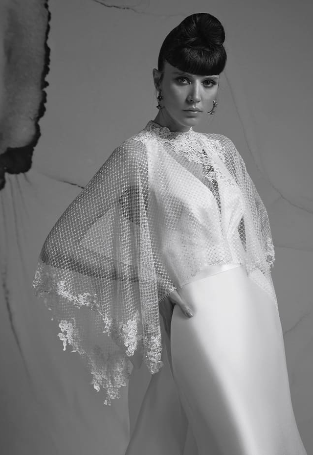 Mantellina in rete con inserimenti di pizzo francese ricamato a mano