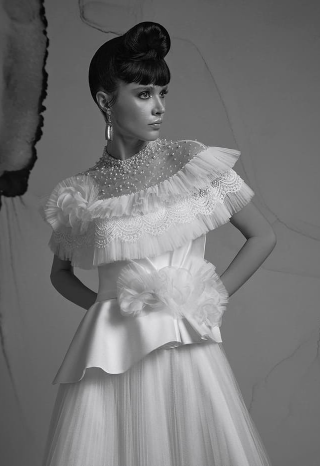 Briosa mantellina a balze alternate di tulle plissettato e pizzo francese ricamato