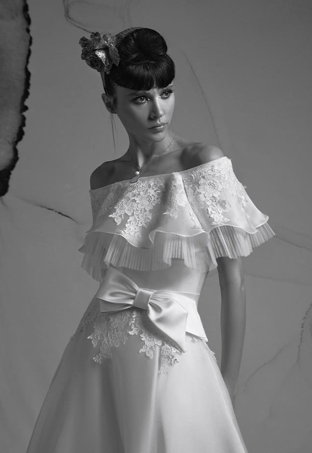 Mantellina omerale in organza satin e pizzo francese, dall’effetto volant