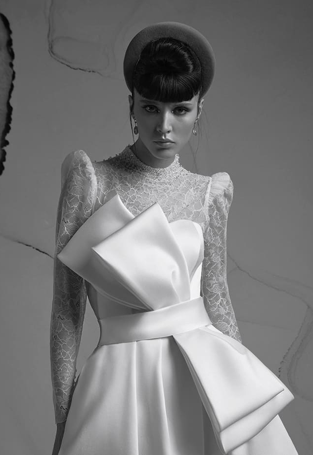 Body in pizzo chantilly con manica lunga a sbuffo e pioggia di cristalli sulla pistagna