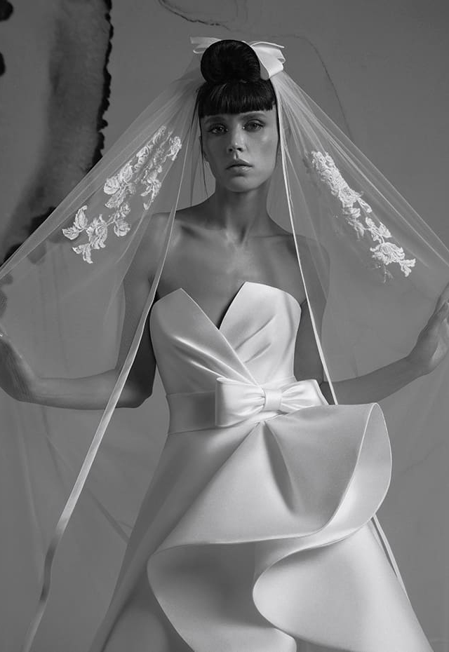 Elegante velo bordato in organza quadrupla con applicazioni di pizzo francese ricamato a mano e fiocco sul pettinino