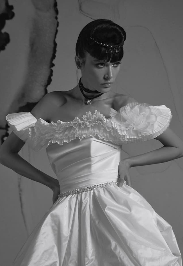 Coprispalle in taffetà plissettato, con romantico fiore laterale