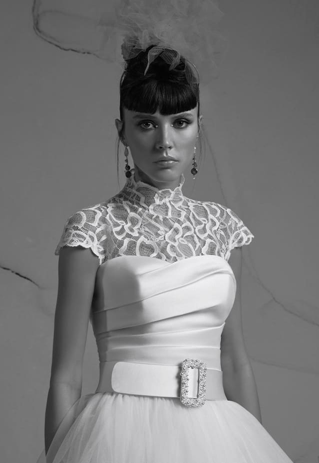 Body in pizzo francese dal disegno floreale moderno, con pistagna e maniche a cupoletta