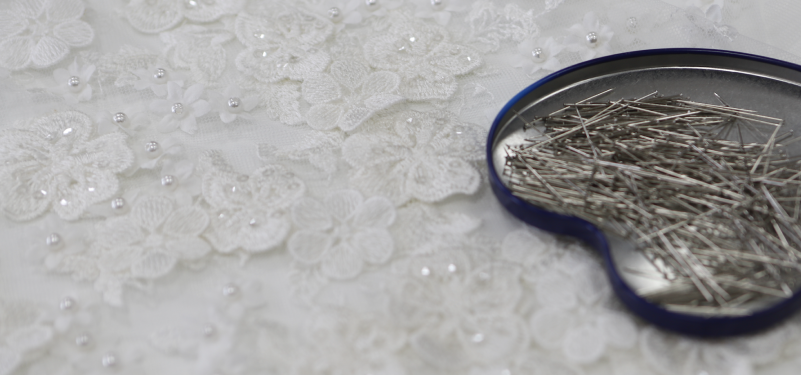 Ricami e applicazioni: processi artigianali e contributi esterni