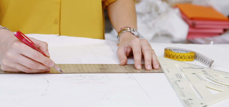 Dal bozzetto al cartamodello: progettazione tecnica e precisione sartoriale