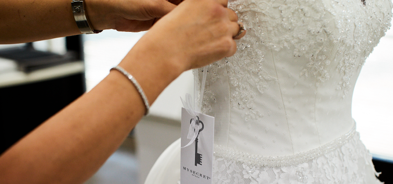 La confezione esecuzione sartoriale e controllo dei dettagli dell'abito da sposa