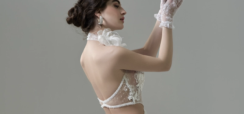 il dettaglio della schiena scoperta nel vestito da sposa